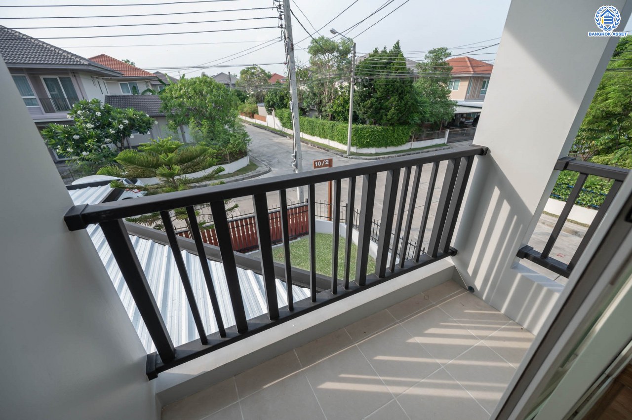 บ้านมือสองตกแต่งใหม่ จากแบรนด์Sansiri โครงการ คณาสิริ วัดพระเงิน หลังมุม ตกแต่งสไตล์โมเดิร์น เนื้อที่ 55.7 ตร.ว. ฟังก์ชัน 3 ห้องนอน 2 ห้องน้ำ 1 ห้องอเนกประสงค์ จอดรถได้ 2 คัน บนทำเลเดินทางสะดวก ใกล้รถไฟฟ้าสายสีม่วง "สถานีตลาดบางใหญ่" จุดขึ้นทางด่วน "ศรีรัช" และเซ็นทรัลเวสต์เกต